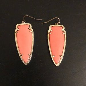 Kendra Sky Arrowhead Earrings In Coral